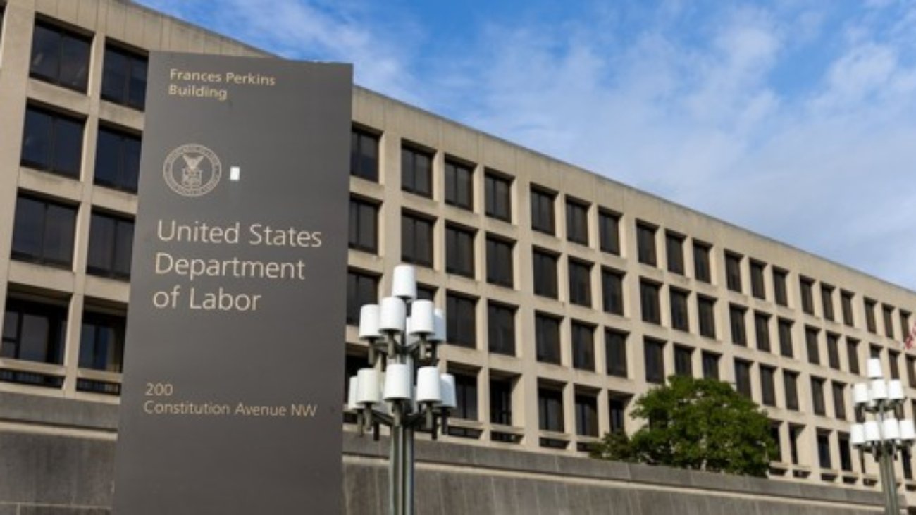 labor-dept.-to-require-workers-to-spend-half-of-work-time-in-person,-angering-union